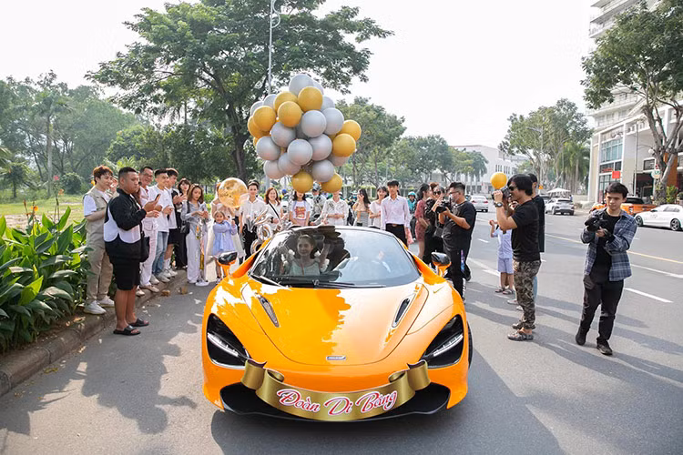 Ngoài việc mua xe mới, có khá nhiều mẫu xe đã cũ bị vợ chồng Đoàn Di Băng bán đi trong 2 năm trở lại đây, đó là những cái tên như SUV hạng sang Mercedes-AMG G63 Edition One độ Brabus, Porsche Panamera, Porsche Taycan hay Lamborghini Huracan LP610-4, trong số các xe này có cả xe mua chính hãng lẫn tư nhân.