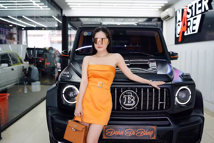 Việc mua và bán các siêu xe, xe thể thao, hay xe sang là rất bình thường, nhất là biệt thự nơi mà 2 vợ chồng Đoàn Di Băng sinh sống có không gian để xe khá hạn chế. Riêng năm 2024 này, đại gia Quốc Vũ đã mua 2 chiếc xe SUV là Bentley Bentayga và Lamborghini Urus Performante cùng Subaru BRZ.