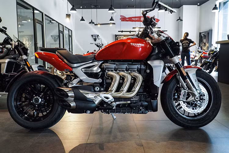 Theo thông tin từ người mua lại siêu môtô Triumph Rocket 3 R của vợ chồng Đoàn Di Băng, chiếc xe này thuộc đời 2022, có màu sơn đỏ Korosi, nhưng 2 năm qua lăn bánh chỉ vỏn vẹn có đúng 1.000 km.