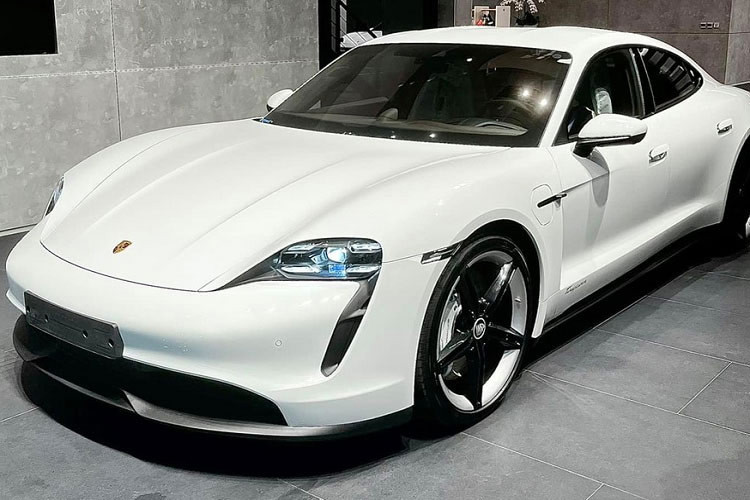 Xe còn thể hiện khả năng sạc vượt trội của mình khi được trang bị hệ thống điện áp 800V. Nhờ đó, mẫu xe này chỉ cần 5 phút sạc là có thể di chuyển được quãng đường 100 km,một con số cực kỳ ấn tượng lúc mới ra mắt. Thời gian sạc pin từ 5% tới 80% của Porsche Taycan cũng chỉ dừng ở mức 22,5 phút.