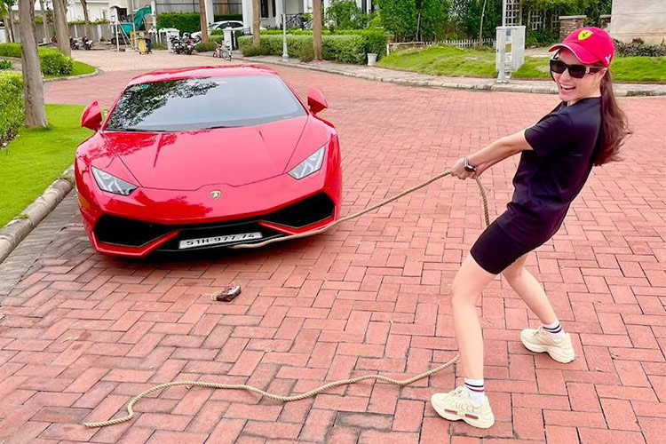 Trong số các xe này, chiếc siêu xe Lamborghini Huracan LP610-4 của Đoàn Di Băng nhận được nhiều sự quan tâm, khi xe này đã lên bản độ tiền tỷ của 3 hãng là 1016 Industries, Vorsteiner và cuối cùng là Novitec. Tại thời điểm bán đi, Huracan LP610-4 chỉ mới chạy gần 5.000 km, còn khá mới, và nhanh chóng đã tìm thấy bến đỗ mới, là 1 showroom bán xe ở Đà Nẵng.