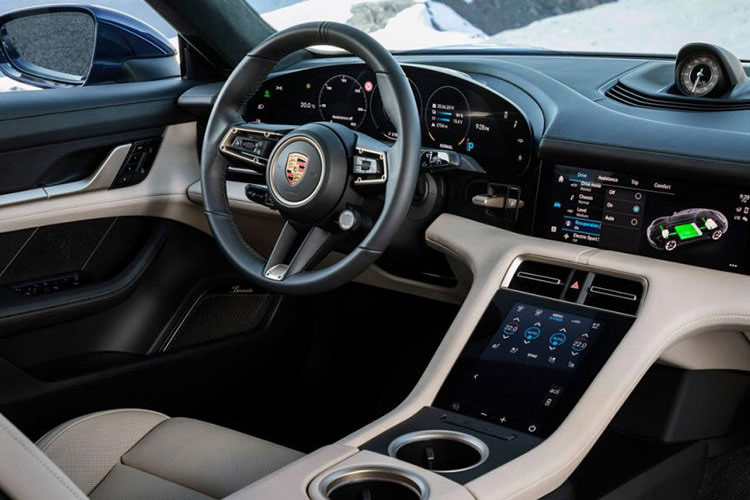 Porsche Taycan có 4 phiên bản là bản tiêu chuẩn, 4S, Turbo và Turbo S. Trong đó, Taycan 4S trang bị pin 79.2 kW và có công suất tối đa 522 mã lực cùng mô-men xoắn cực đại 640 Nm. Phiên bản này có thể di chuyển quãng đường 405 km mỗi lần sạc đầy pin.