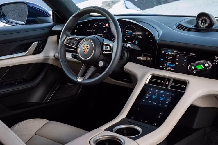 Porsche Taycan có 4 phiên bản là bản tiêu chuẩn, 4S, Turbo và Turbo S. Trong đó, Taycan 4S trang bị pin 79.2 kW và có công suất tối đa 522 mã lực cùng mô-men xoắn cực đại 640 Nm. Phiên bản này có thể di chuyển quãng đường 405 km mỗi lần sạc đầy pin.