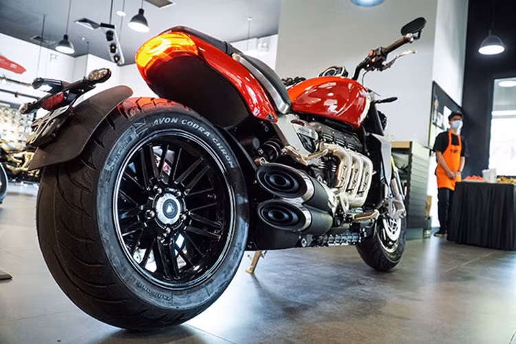 Triumph Rocket 3 R là mẫu xe Cruiser thương mại có dung tích xy-lanh và mô men xoắn lớn nhất trên thế giới, cụ thể, khối động cơ 3 xi-lanh với thiết kế đặc biệt như trên xe hơi, dung tích 2.458 cc tạo ra công suất lên tới 165 mã lực tại 6.000 vòng/phút, mô-men xoắn tối đa cực cao tới 221Nm tại 4.000 vòng/phút.