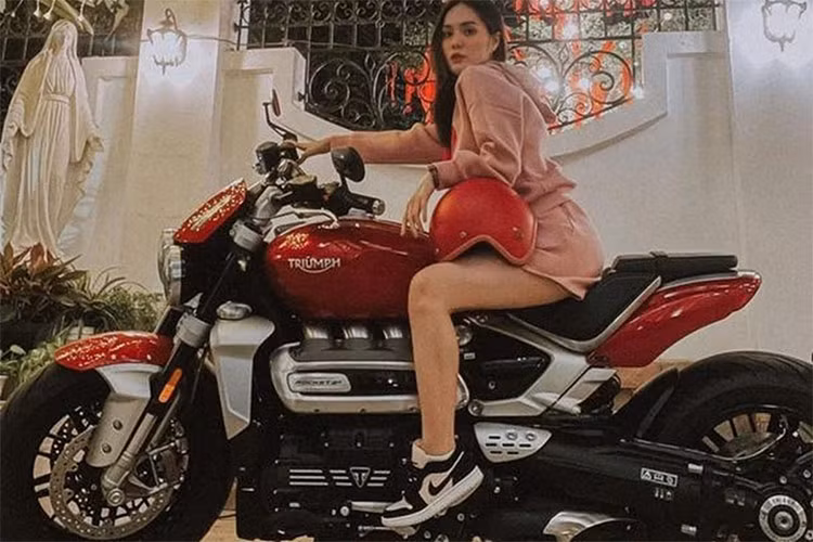 Cũng trong tháng 7 vừa qua, 2 vợ chồng đại gia Đoàn Di Băng cũng đã bán đi 1 chiếc xe còn khá mới, đó là mẫu xe Triumph Rocket 3 R có giá bán chính hãng 869 triệu đồng, tương đương các mẫu xe hạng C.