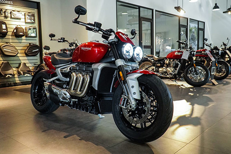 Ở thế hệ mới, chiếc xe đã được tinh chỉnh để giảm gần 20 kg chỉ còn 291 kg so với đời xe trước đây. Triumph Rocket 3 R mới được đại gia Quốc Vũ bán lại sở hữu hệ thống phuộc hành trình ngược Showa nổi bật và cứng cáp với đường kính 47 mm có thể điều chỉnh độ cứng. Phía sau là một bộ phuộc đơn monoshock cũng có khả năng tùy chỉnh hợp lý.