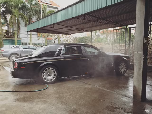 Hiện tại ở Việt Nam số lượng Rolls-Royce Phantom chỉ có thể đếm trên đầu ngón tay. Giá của siêu xe sang Phantom EWB Series II chính hãng vào khoảng 28 tỷ đồng sau khi chịu đủ mọi các loại thuế, phí.