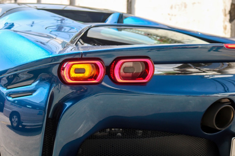 Về ngoại hình, Ferrari SF90 Spider vẫn giữ lại kiểu dáng quen thuộc của biến thể mui cứng ở phần đầu xe tuy nhiên được đã thay đổi đôi chút để đảm bảo tính khí động học.