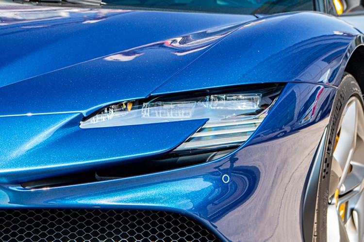 Siêu xe mui trần Ferrari SF90 Spider của tay chơi Cường Đô la có ngoại thất và nội thất đều mang màu xanh, bên trong khoang lái xe, ông xã của Đàm Thu Trang yêu cầu làm chi tiết riêng với logo CT (tên viết tắt của Cường - Trang.