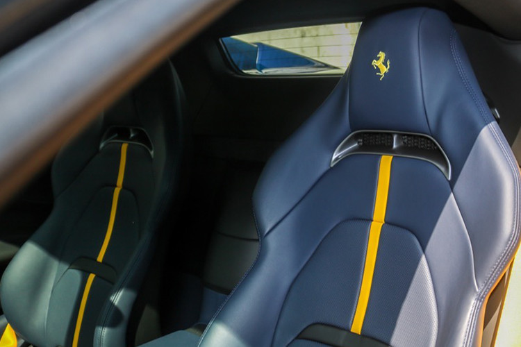 Bên trong nội thất siêu xe Ferrari SF90 Spider tiếp tục mang tới sự đơn giản nhưng đậm nét quyến rũ nhờ thiết kế đầy tinh tế. Mọi chi tiết thừa, các núm bấm vậy lý thô cứng dường như đã bị loại bỏ khỏi siêu phẩm này để nhường chỗ cho các hệ thống giải trí, thông tin hiện đại.