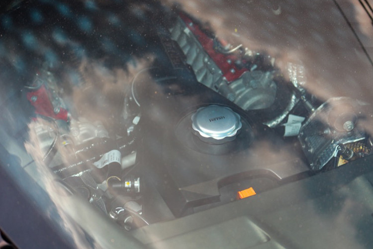 Ferrari SF90 Spider của được trang bị động cơ V8, dung tích 4.0 lít, tăng áp kép nhưng còn đi kèm thêm 3 mô tơ điện. Đây cũng là chiếc siêu xe mui trần Ferrari thương mại đầu tiên có hệ truyền động plug-in hybrid và hiện là chiếc xe Ferrari có động cơ V8 mạnh nhất thế giới.