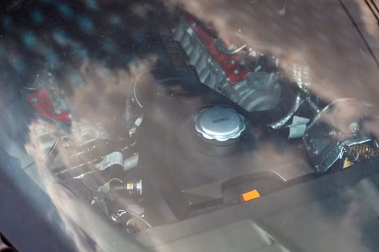 Ferrari SF90 Spider của được trang bị động cơ V8, dung tích 4.0 lít, tăng áp kép nhưng còn đi kèm thêm 3 mô tơ điện. Đây cũng là chiếc siêu xe mui trần Ferrari thương mại đầu tiên có hệ truyền động plug-in hybrid và hiện là chiếc xe Ferrari có động cơ V8 mạnh nhất thế giới.