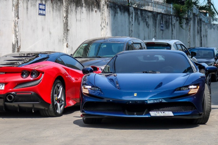 Với sức mạnh khủng khiếp mình có được, siêu xe mui trần Ferrari SF90 Spider chỉ mất 2,5 giây để đua nước rút từ vị trí xuất phát lên 100 km/h. Theo một số nguồn tin cho rằng, Cường Đô la phải chi gần 50 tỷ đồng cho xế cưng mới này bởi những option thửa riêng.