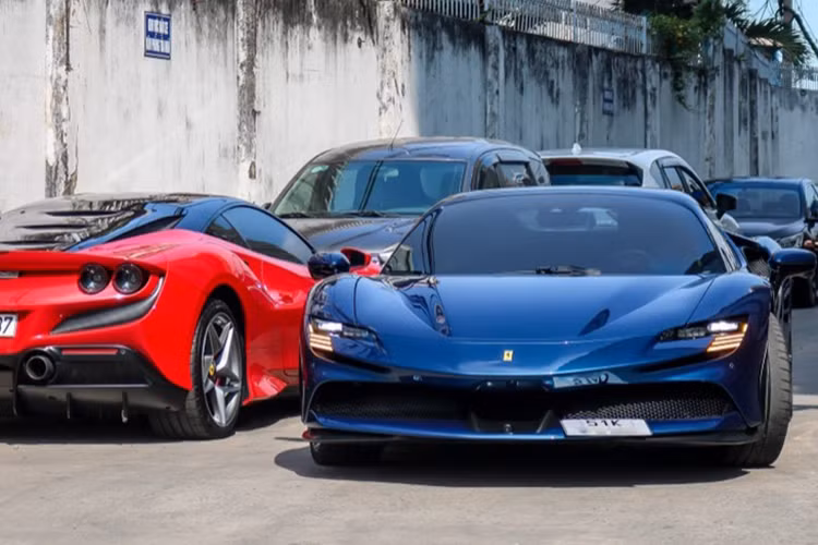 Với sức mạnh khủng khiếp mình có được, siêu xe mui trần Ferrari SF90 Spider chỉ mất 2,5 giây để đua nước rút từ vị trí xuất phát lên 100 km/h. Theo một số nguồn tin cho rằng, Cường Đô la phải chi gần 50 tỷ đồng cho xế cưng mới này bởi những option thửa riêng.