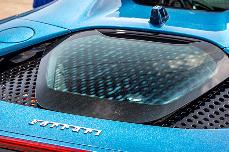 Ngoài ra còn có logo chuỗi nhà hàng của doanh nhân này cùng vợ đang kinh doanh, nhưng không còn xuất hiện dưới dạng dán đề-can mà được hãng Ferrari khắc trên 1 tấm huy hiệu có logo của hãng, tên phiên bản xe.