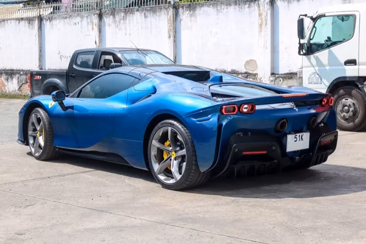 Ngoài việc được trang bị động cơ xăng mang đến cho xe 769 mã lực, các kỹ sư của hãng Ferrari còn nghiên cứu để giúp xe có thêm 217 mã lực từ động cơ điện. Khi lắp hệ truyền động hybrid, siêu xe mui trần Ferrari SF90 Spider có công suất tối đa 986 mã lực.