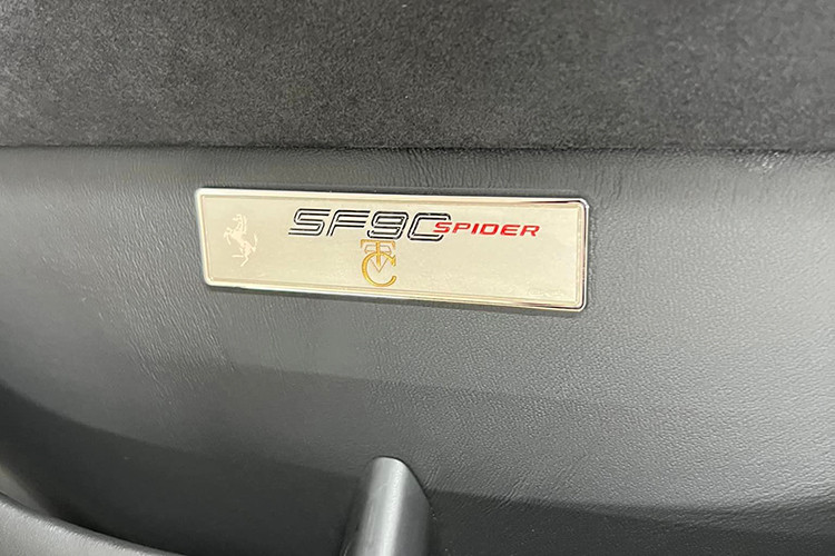 Ngoài ra, chồng của Đàm Thu Trang cũng có thể mở mui siêu xe này khi đang cho xe lăn bánh nhưng tốc độ được khuyến cáo dưới 50 km/h.