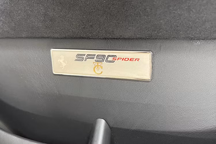 Ngoài ra, chồng của Đàm Thu Trang cũng có thể mở mui siêu xe này khi đang cho xe lăn bánh nhưng tốc độ được khuyến cáo dưới 50 km/h.