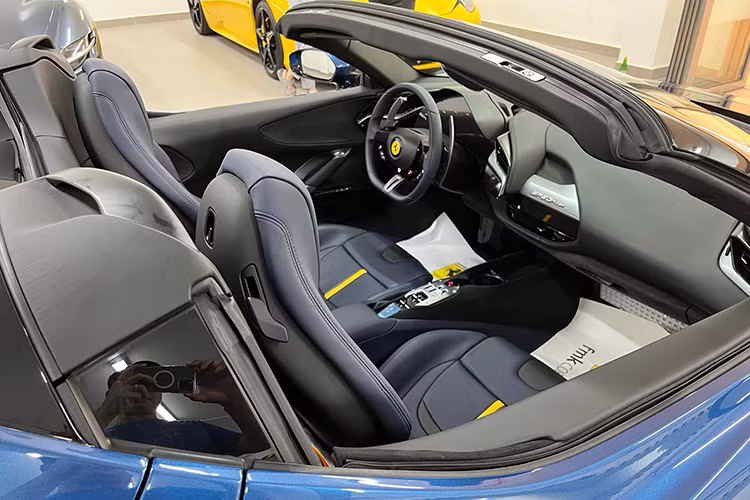 So với 4 chiếc xe Ferrari SF90 Stradale về nước trước đó, siêu xe Ferrari SF90 Spider của Cường Đô la có lợi thế là mui xe chỉ mất khoảng 14 giây để đóng hoặc mở mui.