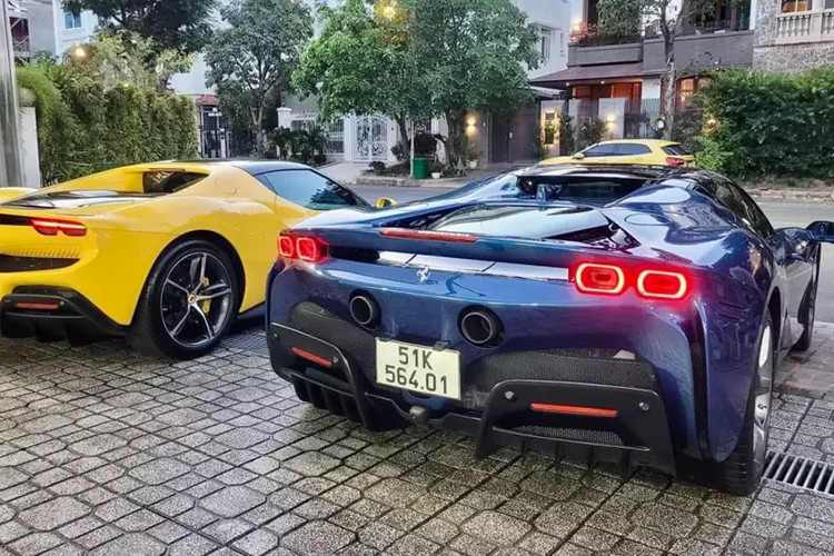 Lý do cho câu chuyện bán Ferrari SF90 Spider hơn 50 tỷ này là bài đăng của một người hay mua lại các siêu xe của Cường Đô la và Minh Nhựa, chia sẻ. Cụ thể, hình ảnh chiếc xe Ferrari SF90 Spider đỗ cùng siêu xe Ferrari 296 GTB trước showroom bán xe cũ của mình.