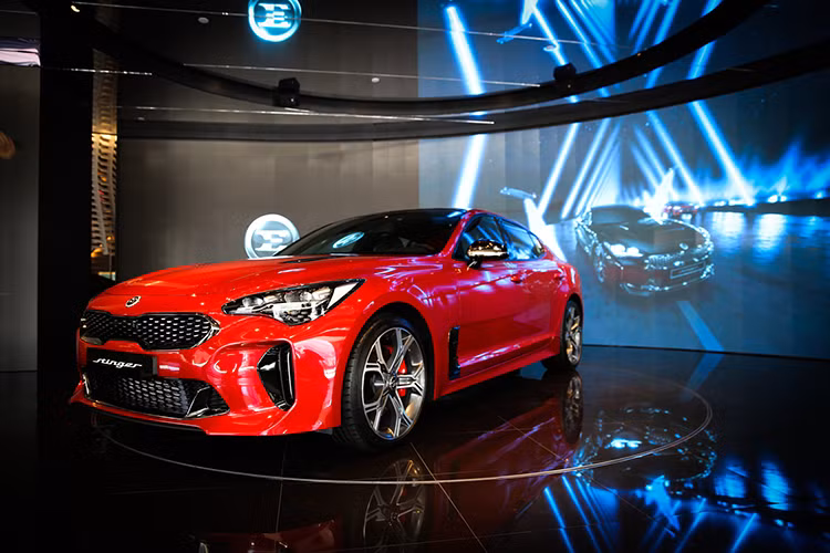 Vào thời điểm ra mắt vào hồi năm 2018 vừa qua, mẫu xe Kia Stinger 2018 phiên bản 2.0 T-GDI GT-Line có giá bán chỉ từ 239.888 RM (khoảng 1,35 tỷ đồng), còn bản 3.3 V6 GT mạnh mẽ hơn có giá từ 309.888 RM (khoảng 1,75 tỷ đồng) tại thị trường Malaysia.