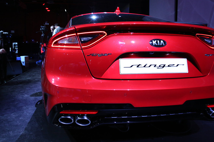 Dựa trên chiếc concept Stinger GT4 ra mắt năm 2014. Mẫu xe này sở hữu chiều dài tổng thể 4,8 m, rộng 1,87 m và chiều dài cơ sở 2,9 m. Với kích thước này, Kia Stinger 2018 là một trong những mẫu xe có chiều dài cơ sở lớn nhất phân khúc, hơn cả đối thủ BMW 3-Series hay Lexus IS. So với phiên bản concept, chiếc xe vẫn giữ lại được một số chi tiết thiết kế.