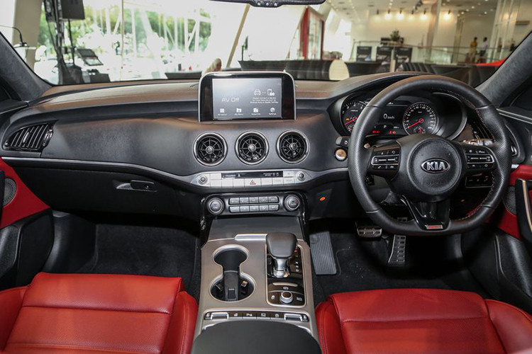 Bên trong xe, Stinger GT 2018 mới được trang bị nội thất bọc da sang trọng. Màn hình trung tâm 8 inch hỗ trợ cảm ứng giúp điều khiển các thông tin giải trí và hệ thống định vị. Chiếc grand-tourer này cũng được trang bị các tính năng an toàn như hỗ trợ phanh tự động khẩn cấp, hỗ trợ giữ làn đường, hệ thống cảnh báo tài xế mất tập trung và hệ thống đèn pha tự động. 