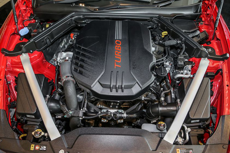 Tất cả các phiên bản đều được trang bị hệ thống dẫn động bốn bánh toàn thời gian AWD, hộp số tự động 8 cấp. Đây cũng là chiếc Kia đầu tiên được trang bị hệ thống treo chủ động có khả năng điều chỉnh điện tử với tên gọi Dynamic Stability Damping Control. Cùng với tay lái trợ lực điện tử, người lái có thể điều chỉnh giữa 5 chế độ lái khác nhau của xe.