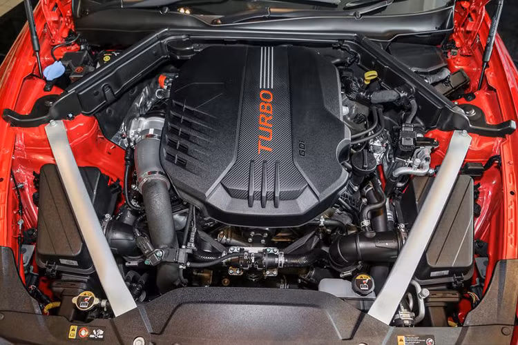 Tất cả các phiên bản đều được trang bị hệ thống dẫn động bốn bánh toàn thời gian AWD, hộp số tự động 8 cấp. Đây cũng là chiếc Kia đầu tiên được trang bị hệ thống treo chủ động có khả năng điều chỉnh điện tử với tên gọi Dynamic Stability Damping Control. Cùng với tay lái trợ lực điện tử, người lái có thể điều chỉnh giữa 5 chế độ lái khác nhau của xe.