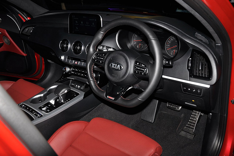 Tại Malaysia, Kia Stinger GT được cung cấp tất cả cấu hình bao gồm: 2 phiên bản động cơ 2.0L, 2 phiên bản động cơ 2.2L và phiên bản động cơ tăng áp V6 3.3L mạnh mẽ nhất. Phiên bản mạnh mẽ nhất được trang bị động cơ tăng áp kép Lambda II V6 3.3L sản sinh công suất 365 mã lực và mô-men xoắn cực đại đạt 510 Nm.