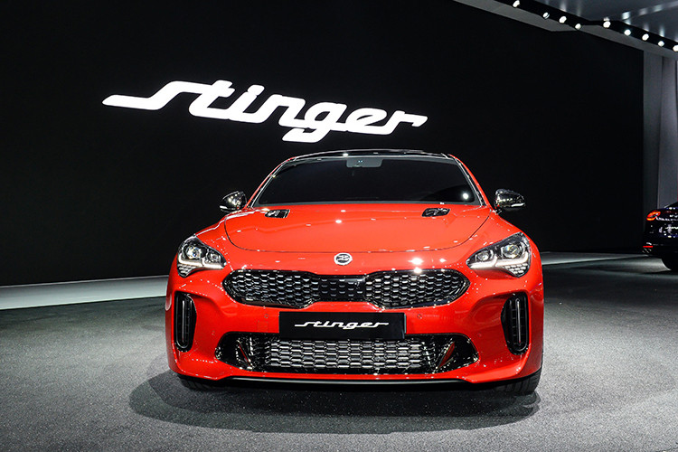 Vào tháng 5/2018 Red Dot đã công bố giải thưởng Thiết kế sản phẩm đẹp nhất. Theo đó, vượt qua nhiều đối thủ nặng ký, ba mẫu xe Kia Stinger 2018, Ferrari Portofino và McLaren 720S đã xuất sắc giành giải thưởng danh giá này. Bất ngờ nhất ở kết quả này là sự xuất hiện của Kia Stinger khi được “chung mâm” với các mẫu siêu xe đắt tiền.