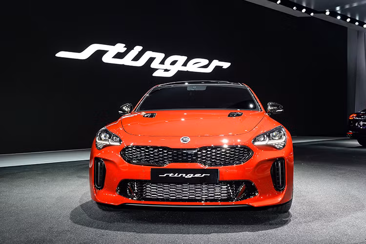 Vào tháng 5/2018 Red Dot đã công bố giải thưởng Thiết kế sản phẩm đẹp nhất. Theo đó, vượt qua nhiều đối thủ nặng ký, ba mẫu xe Kia Stinger 2018, Ferrari Portofino và McLaren 720S đã xuất sắc giành giải thưởng danh giá này. Bất ngờ nhất ở kết quả này là sự xuất hiện của Kia Stinger khi được “chung mâm” với các mẫu siêu xe đắt tiền.