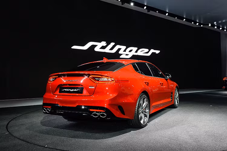 Mẫu xe ôtô Kia Stinger 2018 mới của thương hiệu xe hơi Hàn Quốc từng được vén màn tại triển lãm Detroit diễn ra tại Mỹ hồi đầu năm 2017. Đây được xem là mẫu xe đánh dấu bước ngoặc lớn trong lịch sử phát triển của nhà sản xuất ôtô của Kia với sự đột phá mới trong thiết kế, trang bị tiện nghi và khả năng vận hành, hướng đến sự sang trọng. 
