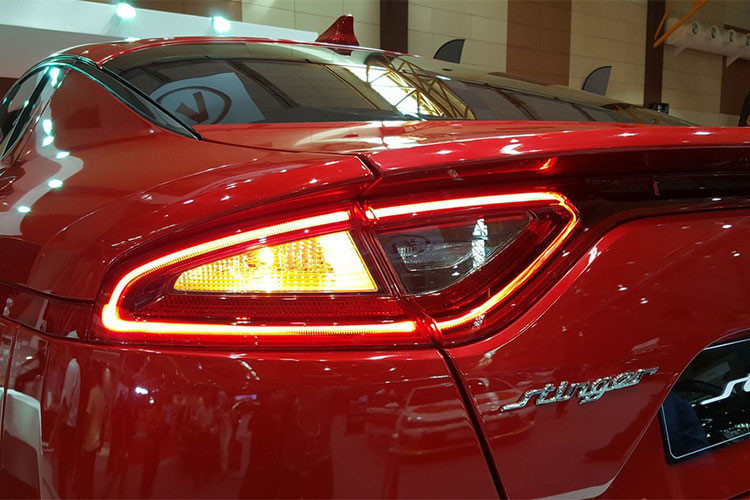 Đầu xe của Stinger GT không kém phần thể thao với hai hốc gió lớn nằm dưới đèn pha và hai khe gió trên nắp ca-pô. Lưới tản nhiệt được thu nhỏ lại và kéo dài ra nhằm tạo cảm giác thể thao hơn. Dù khác biệt so với phiên bản concept Stinger GT4 trước đó nhưng xe vẫn thể hiện sự thể thao và mạnh mẽ với đèn pha LED hiện đại, các đường gân nổi chạy từ vè trước tới dọc thân xe.