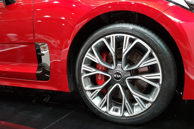 Đuôi xe gây ấn tượng với hệ thống 4 ống xả thể thao đi cùng bộ khuếch tán và các khe hút gió Ngoài ra, Kia Stinger GT còn sở hữu hệ thống treo MacPherson giúp mang lại sự cân bằng trong việc xử lý các tình huống trên đường. Bộ vành bằng thép kích thước 18 inch ở phía trước và 19 inch ở phía sau kết hợp cùng hệ thống phanh hiệu suất cao Brembo 4 piston ở phía trước và 2 piston ở phía sau. 