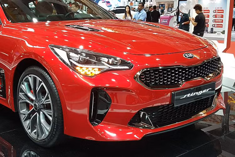 Sự gia tăng bất ngờ này bắt nguồn từ việc cập nhật bảng giá thuế bán hàng và thuế dịch vụ vào cuối năm ngoái của Naza Kia - đơn vị phân phối xe Kia chính hãng tại Malaysia. Với điều chỉnh mới, Kia Stinger đã rút ngắn khoảng cách về giá bán với các đối thủ chính, như Mercedes-AMG C43 4Matic - chỉ rẻ hơn 38.000 RM (tương đương 214 triệu đồng).