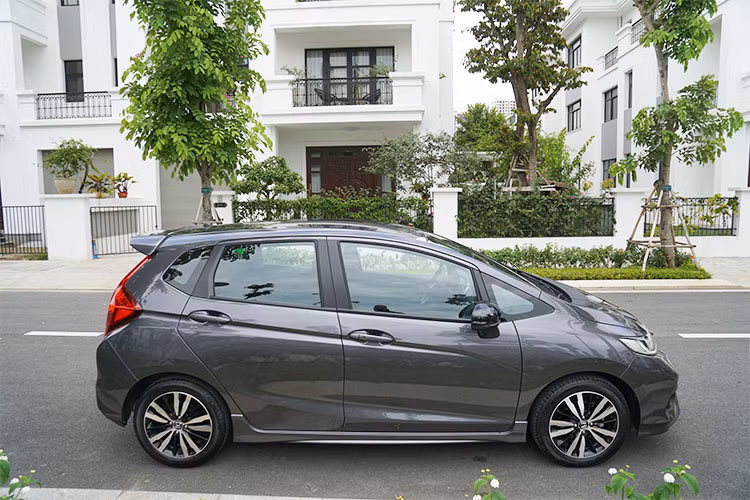 Là một mẫu hatchback dành cho đô thị, xe sở hữu kích thước tổng thể dài x rộng x cao của mẫu xe này là 3.989 x 1.694 x 1.524 (mm), cùng với chiều dài cơ sở 2.530 mm. Nếu so với Honda City 2018, Honda Jazz có chiều dài tổng thể và chiều dài cơ sở ngắn hơn. Nhờ đó, mẫu xe này sẽ thuận tiện hơn khi di chuyển trong phố hoặc khi đưa xe vào bãi đỗ.