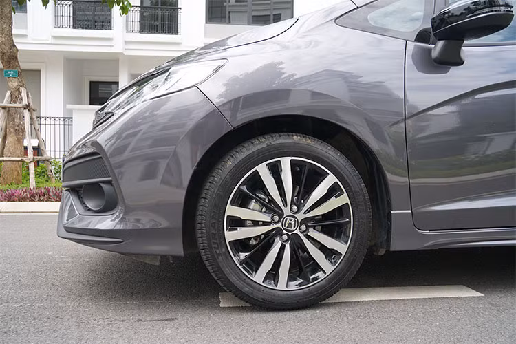 Xe được trang bị bộ mâm la-zăng kích thước 15 inch đi cùng với lốp 175/65R15 dành cho phiên bản V, trong khi phiên bản VX và RS được trang bị la-zăng kích thước 16 inch, đi cùng bộ lốp to bản hơn 185/55R16. Thiết kế la-zăng cũng khá thể thao với hai màu sơn đen và kim loại dành cho phiên bản RS, trên phiên bản V và VX mâm xe thiết kế 5 chấu kép.