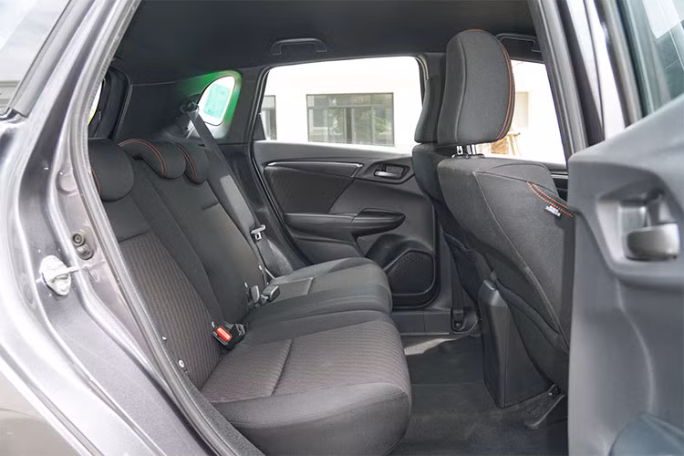 Thể tích khoang hành lý của Honda Jazz 2018 là 359 lít, cũng khá thoải mái. Nếu so với thông số trên "người anh em" Honda City (536 lít), kích thước khu vực này hơi nhỏ hơn đôi chút. Tuy nhiên khi gấp phẳng hàng ghế thứ hai, thể tích khoang hành lý của Honda Jazz 2018 có thể lên tới 881 lít, dư giả cho một gia đình nhỏ mua sắm cuối tuần.