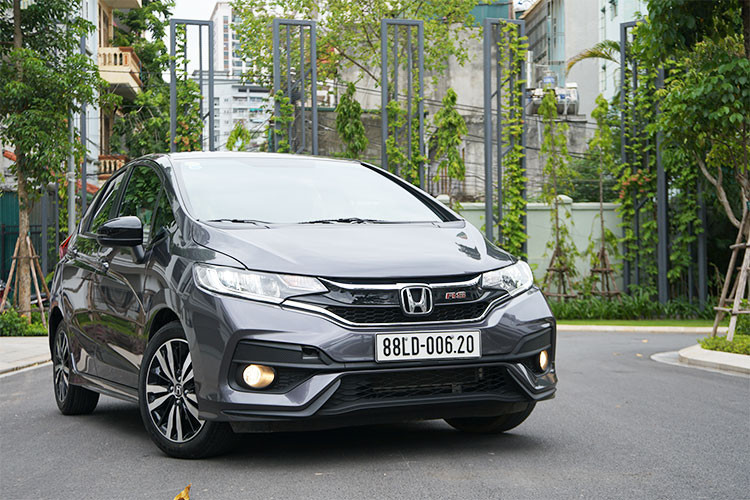 Có thể nói Honda Jazz là chiếc xe đáng mua nhất ở phân khúc Hatchback hạng B. Với mức giá tốt, cùng thiết kế ngoại thất trẻ trung, không gian nội thất rộng rãi được xem là một lợi thế lớn. Tại thị trường Việt Nam, Honda sẽ phân phối chính hãng chiếc xe Jazz với 3 phiên bản cấu hình, gồm V (tiêu chuẩn), VX và RS (cao cấp nhất) với mức giá từ 544 triệu đồng.