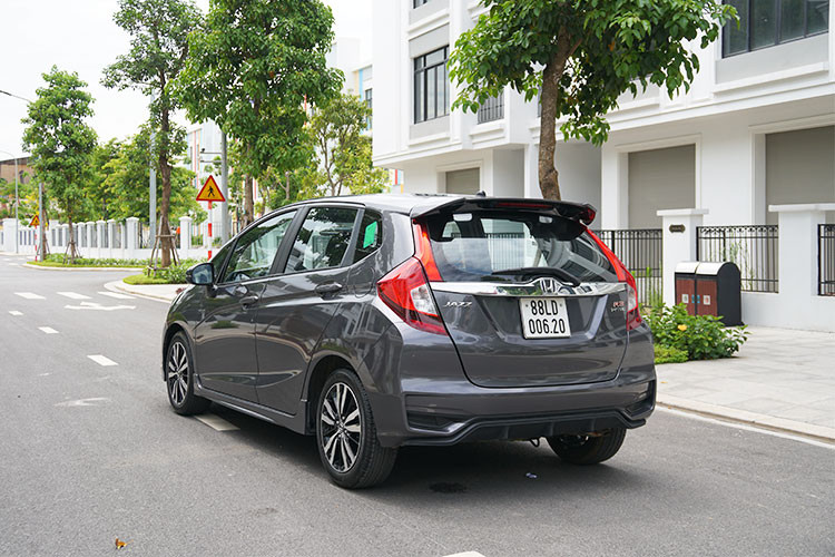 Phần thân Honda Jazz 2018 cũng chứa đựng những nếp gấp tương tự như "người anh em" sedan Honda City mới. Tuy nhiên, đường dập nổi chạy dọc từ vè bánh trước kèo dài qua tay nắm cửa và vuốt đến cụm đèn hậu thay vì nằm dưới tay nắm cửa. Cạnh dưới thân xe cũng có một đường gân đối xứng ngược lại giúp cho phần hông xe trở nên cân đối hơn. 
