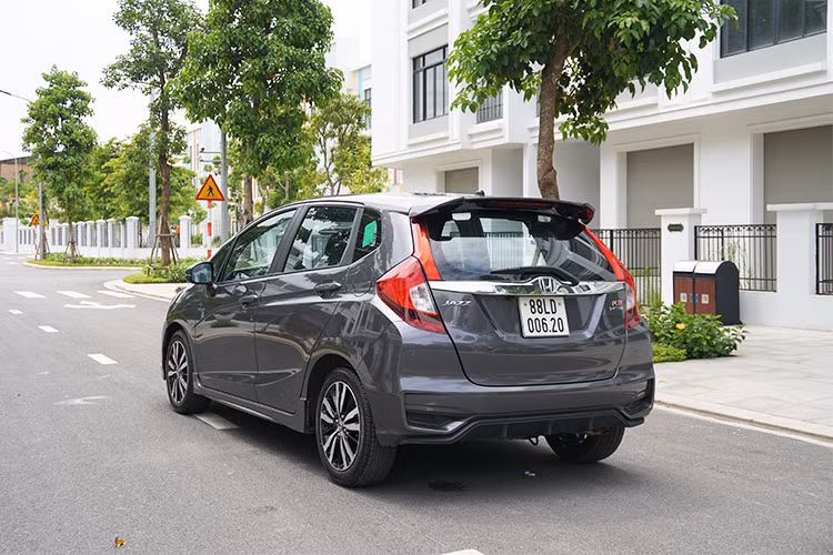 Phần thân Honda Jazz 2018 cũng chứa đựng những nếp gấp tương tự như "người anh em" sedan Honda City mới. Tuy nhiên, đường dập nổi chạy dọc từ vè bánh trước kèo dài qua tay nắm cửa và vuốt đến cụm đèn hậu thay vì nằm dưới tay nắm cửa. Cạnh dưới thân xe cũng có một đường gân đối xứng ngược lại giúp cho phần hông xe trở nên cân đối hơn. 