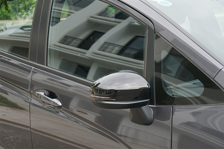 Ngoài ra, xe cũng được trang bị khá nhiều các tính năng an toàn có phần vượt trội hơn so với các đối thủ trong cùng phân khúc. Những công nghệ và hệ thống an toàn nổi bật mà Honda mang đến cho Jazz RS gồm có: Hệ thống 6 túi khí ở phiên bản RS, hệ thống cân bằng điện tử VSA, hệ thống hỗ trợ khởi hành ngang dốc HSA, camera lùi 3 góc quay...