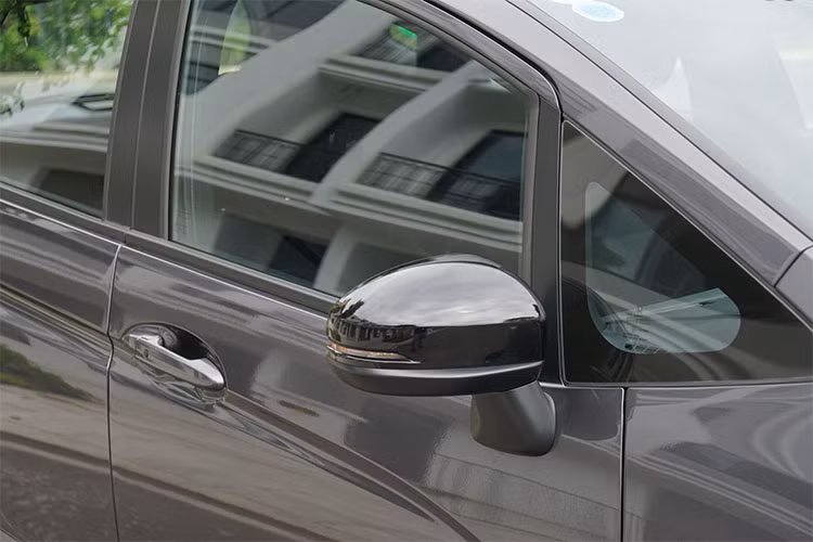 Ngoài ra, xe cũng được trang bị khá nhiều các tính năng an toàn có phần vượt trội hơn so với các đối thủ trong cùng phân khúc. Những công nghệ và hệ thống an toàn nổi bật mà Honda mang đến cho Jazz RS gồm có: Hệ thống 6 túi khí ở phiên bản RS, hệ thống cân bằng điện tử VSA, hệ thống hỗ trợ khởi hành ngang dốc HSA, camera lùi 3 góc quay...