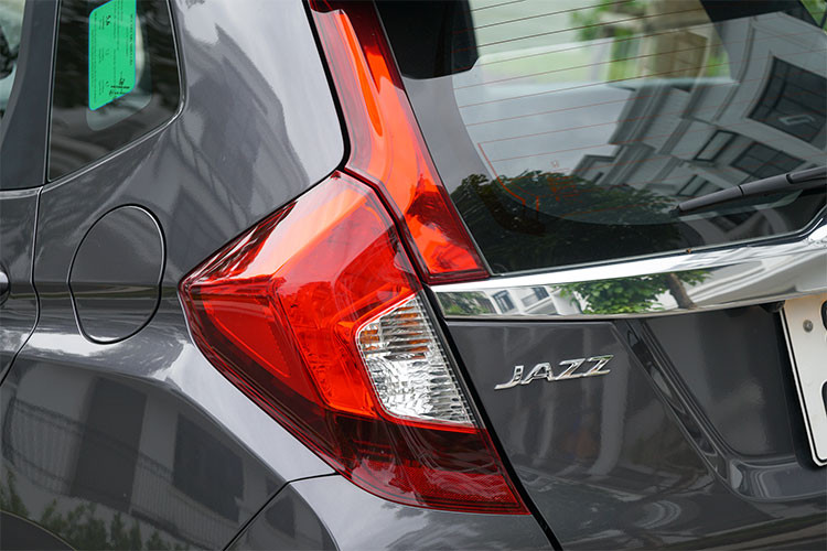 Đáng chú ý ở mẫu xe này, phần đuôi lướt gió trên phiên bản RS có thiết kế to bản hơn hai phiên bản còn lại, đồng thời cả ba đều tích hợp đèn phanh thứ ba LED hỗ trợ cảnh báo phía sau tốt hơn. Phiên bản RS có đèn báo rẽ, sơn đen ốp gương chiếu hậu giúp tăng tính thể thao hơn. Trên phiên bản V, gương chiếu hậu không được tích hợp đèn báo rẽ, nhưng tính năng chỉnh điện, gập điện vẫn được trang bị.