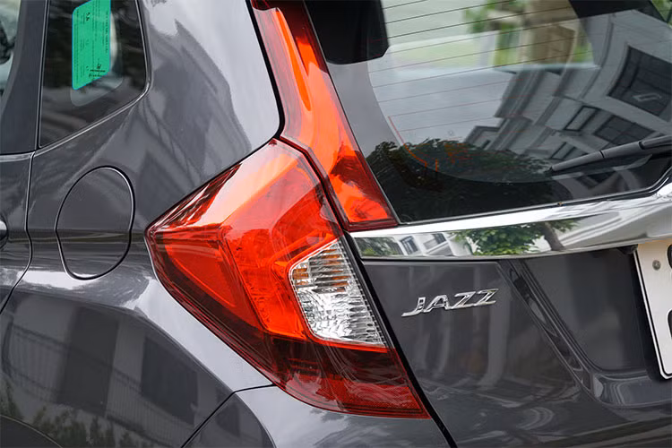 Đáng chú ý ở mẫu xe này, phần đuôi lướt gió trên phiên bản RS có thiết kế to bản hơn hai phiên bản còn lại, đồng thời cả ba đều tích hợp đèn phanh thứ ba LED hỗ trợ cảnh báo phía sau tốt hơn. Phiên bản RS có đèn báo rẽ, sơn đen ốp gương chiếu hậu giúp tăng tính thể thao hơn. Trên phiên bản V, gương chiếu hậu không được tích hợp đèn báo rẽ, nhưng tính năng chỉnh điện, gập điện vẫn được trang bị.