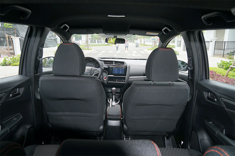 Không gian nội thất của Honda Jazz 2018 thừa hưởng trọn vẹn thiết kế của mẫu xe sedan Honda City mới với bảng táp-lô nghiêng hẳn về phía người lái. Mọi chi tiết đều trong tầm với cũng như dễ dàng điều chỉnh với tài xế. Phong cách nội thất hiện đại với những ốp panel đen bóng và nút bấm đều bằng cảm ứng, từ hệ thống giải trí cho đến hệ thống điều hòa.