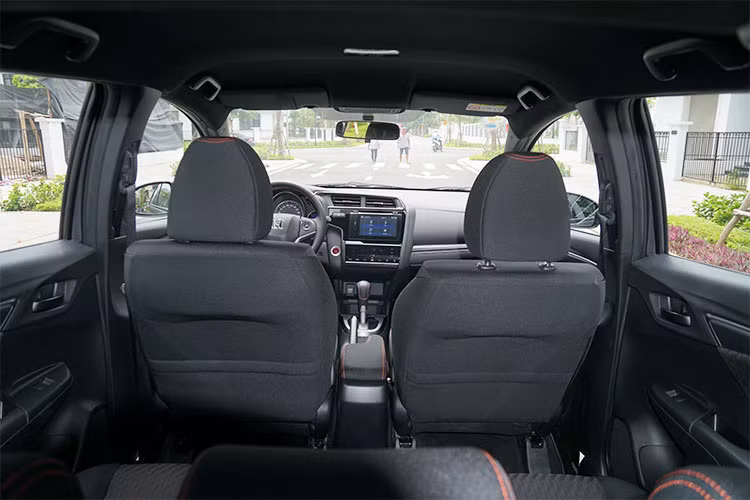 Không gian nội thất của Honda Jazz 2018 thừa hưởng trọn vẹn thiết kế của mẫu xe sedan Honda City mới với bảng táp-lô nghiêng hẳn về phía người lái. Mọi chi tiết đều trong tầm với cũng như dễ dàng điều chỉnh với tài xế. Phong cách nội thất hiện đại với những ốp panel đen bóng và nút bấm đều bằng cảm ứng, từ hệ thống giải trí cho đến hệ thống điều hòa.