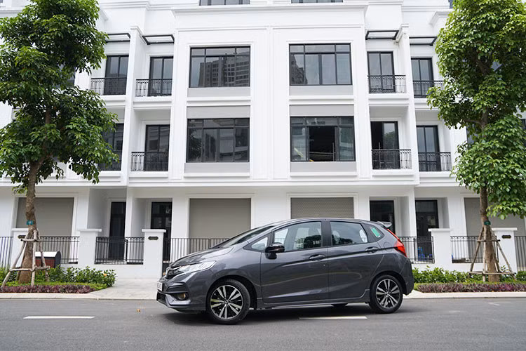 Nếu lần đầu tiên cầm lái Honda Jazz, chắc hẳn bạn sẽ cần đôi chút thời gian để làm quen với xe. So với các mẫu xe cùng phân khúc B, phản ứng chân ga của Jazz nhạy hơn, nhưng lại khá nhẹ - điều này có thể khiến những lái mới điều khiển xe khó “trơn tru” nhưng nó lại tạo phản ứng tốt cho bạn sau khi đã dần quen với chiếc hatchback hạng B này.