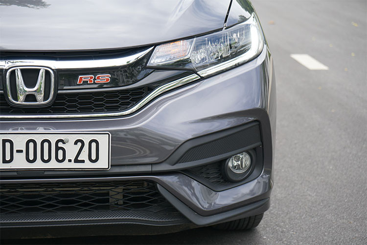 Cầm lái chiếc xe trên những cũng đường vắng đô thị đem lại cảm giác lái khá thú vị nhờ vô-lăng trợ lực điện. Duy trì ở tốc độ khoảng hơn 80km trong một thời gian dài, thân xe vẫn luôn ổn định và không có dấu hiệu của sự thiếu chắc chắn mà đầm chắc, êm hơn. Đáng chú ý khi sử dụng chế độ S cùng chuyển số bán tự động với các cấp số ảo, tua máy được đẩy lên cao khiến cho chiếc xe mượt và êm ái hơn.